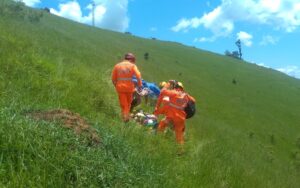 Namorado planeja pedido de casamento durante voo de paraglider, mas casal cai e fica ferido em MG