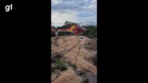 Nove turistas são resgatados por bombeiros após cabeça d'água atingir rio na cachoeira do Serrado, em Porteirinha; VEJA VÍDEO