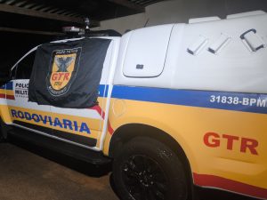 Ônibus de transporte clandestino com 59 multas, documento vencido e para-brisa quebrado é apreendido na MG-190 | Triângulo Mineiro