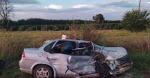 Passageira morre após batida frontal entre dois carros na BR-352, em Carmo do Paranaíba