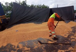 Pista da BR-153 é totalmente liberada na divisa entre MG e GO após batida entre duas carretas | Triângulo Mineiro