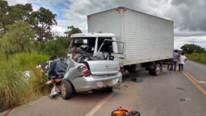 Quatro morrem após carro desviar de buraco e bater de frente com caminhão na BR-365 em MG | Triângulo Mineiro