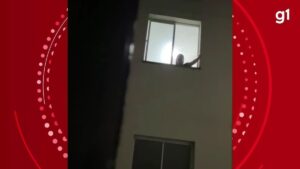 Sem energia elétrica, moradora acende vela e é atacada por vizinha com jatos de água na janela do apartamento: 'Macumbeira'; VÍDEO | Triângulo Mineiro