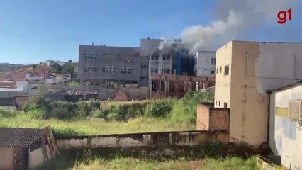 Moradores registram fumaça provocada por incêndio no Fórum de São Gotardo