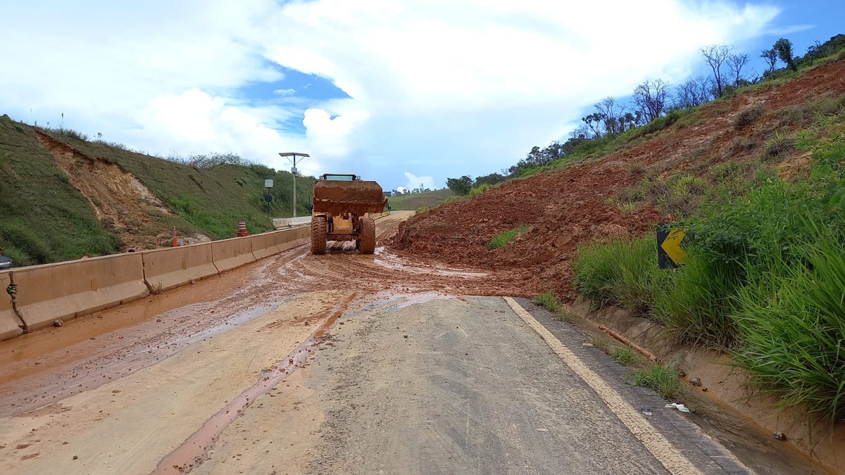 Trânsito é parcialmente interditado após deslizamento de terra na BR-164 em Serra do Salitre