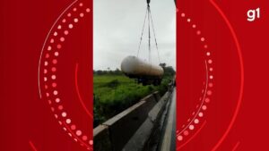 VÍDEO: Caminhão que despencou de ponte é retirado e BR-153 é liberada após dois dias em MG | Triângulo Mineiro