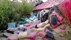 VÍDEO: Carreta tomba e espalha vários tabletes de maconha em rodovia de MG