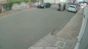 VÍDEO: Carro atinge 'do nada' veículo estacionado e motorista conta com ajuda de moradores para desvirá-lo no meio da rua | Triângulo Mineiro