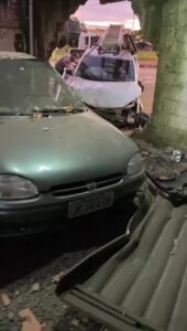 VÍDEO: Carro destrói muro, invade casa no Bairro Alvorada e atinge veículos na garagem | Triângulo Mineiro