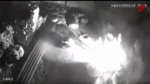 VÍDEO: Homem põe fogo em galpão de materiais recicláveis em Patos de Minas
