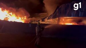 VÍDEO: Incêndio em empresa destrói caminhão e parte de telhado desaba no Distrito Industrial em Uberlândia