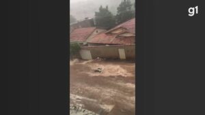 VÍDEO: Moto é arrastada por enxurrada em Patos de Minas; chuva também fez Córrego do Monjolo transbordar