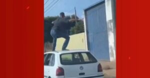 VÍDEO: Motorista abandona direção e 'surfa' no teto de carro em movimento em Uberlândia; ação é crime de trânsito e pode levar à prisão | Triângulo Mineiro