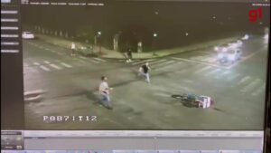 VÍDEO: Motorista fura 'pare', bate em motocicleta e foge sem prestar socorro em Uberlândia | Triângulo Mineiro