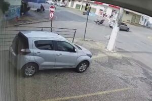 VÍDEO: Motorista fura placa de pare e atropela motociclista, que é arremessada ao ar em Patos de Minas