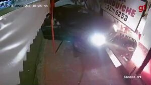 VÍDEO: Mulher escapa segundos antes de caminhonete desgovernada invadir lanchonete em Uberlândia