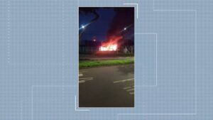 VÍDEO: Ônibus pega fogo em estacionamento de empresa de transporte em Uberlândia