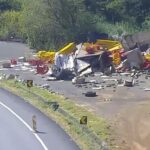 VÍDEO: PRF divulga imagens de saque de carga de cadeiras e mesas de caminhão que tombou na BR-050 em Araguari