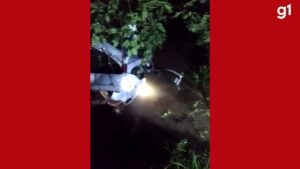 VÍDEO: carro capota e fica com parte submersa após cair no Rio Uberabinha em Uberlândia | Triângulo Mineiro