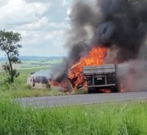 VÍDEO: carro e caminhão pegam fogo após batida na MGC-497 em Prata | Triângulo Mineiro