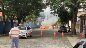 VÍDEO: carro pega fogo próximo a escola no Bairro Sidil em Divinópolis