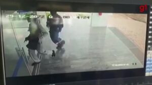 VÍDEO: dupla aponta arma para cabeça de funcionária e rouba lotérica no interior de MG | Triângulo Mineiro
