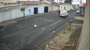 VÍDEO: entregador evita roubo ao se agarrar à porta de carro e ser arrastado por ladrões em MG | Triângulo Mineiro