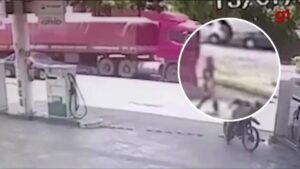 VÍDEO: homem que pedia dinheiro na rua cai e tem perna esmagada por caminhão em Araguari