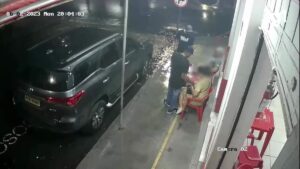 VÍDEO mostra criminosos armados roubando clientes na calçada de bar em Uberlândia | Triângulo Mineiro