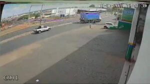 VÍDEO mostra motociclista sendo atropelado por caminhão no Bairro Marta Helena em Uberlândia | Triângulo Mineiro