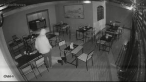 Vigia é rendido e assaltado durante o trabalho em padaria no Bairro Santa Mônica, em Uberlândia; VÍDEO mostra ação dos bandidos